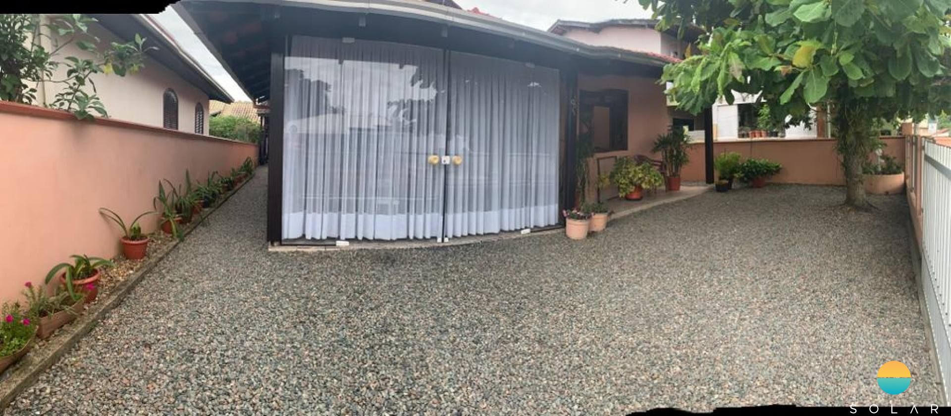 Casa à venda com 3 dormitórios, aprox. 800m da praia, no Centro de Penha-SC. Ref. 160