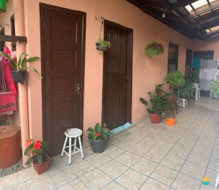 Casa à venda com 3 dormitórios, aprox. 800m da praia, no Centro de Penha-SC. Ref. 160