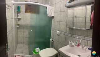 Casa à venda com 3 dormitórios, aprox. 800m da praia, no Centro de Penha-SC. Ref. 160