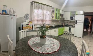 Casa à venda com 3 dormitórios, aprox. 800m da praia, no Centro de Penha-SC. Ref. 160