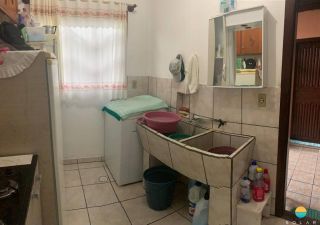 Casa à venda com 3 dormitórios, aprox. 800m da praia, no Centro de Penha-SC. Ref. 160