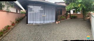 Casa à venda com 3 dormitórios, aprox. 800m da praia, no Centro de Penha-SC. Ref. 160