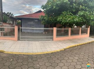 Casa à venda com 3 dormitórios, aprox. 800m da praia, no Centro de Penha-SC. Ref. 160