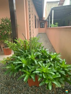 Casa à venda com 3 dormitórios, aprox. 800m da praia, no Centro de Penha-SC. Ref. 160