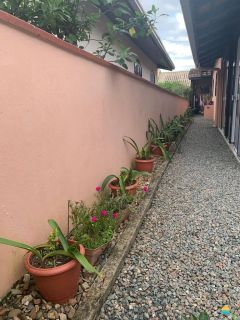 Casa à venda com 3 dormitórios, aprox. 800m da praia, no Centro de Penha-SC. Ref. 160