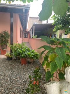 Casa à venda com 3 dormitórios, aprox. 800m da praia, no Centro de Penha-SC. Ref. 160