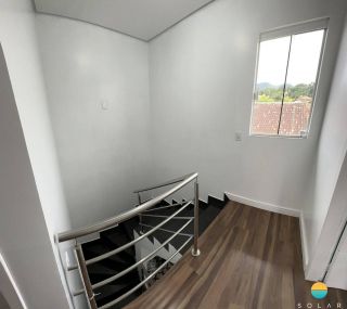 Lindo sobrado com 03 dormitórios aprox. 600m da praia e 350m do Parque Beto Carrero em Penha/SC. Ref. 196