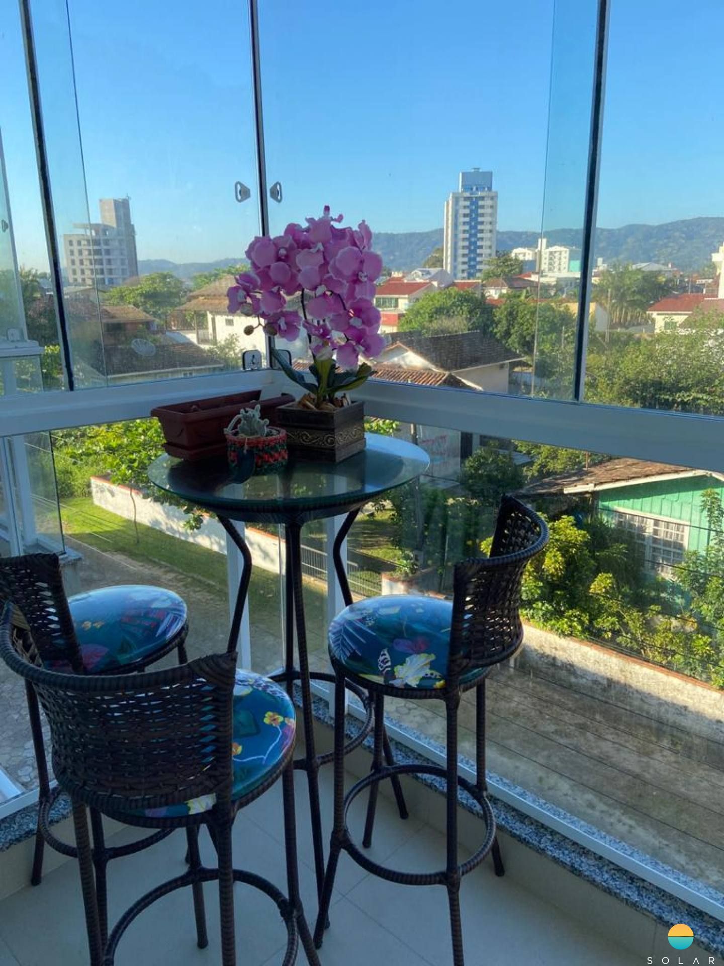 Apartamento à venda com 3 quartos sendo 1 suíte, aprox. 170m da Praia do Quilombo. Ref. 205