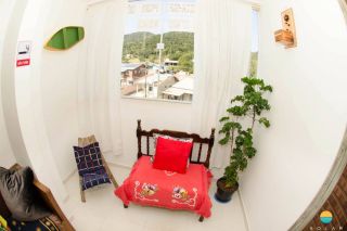 Apartamento mobiliado fica 500m do Beto Carrero World e aprox. 500m da praia. Ref. 222