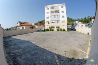 Apartamento mobiliado fica 500m do Beto Carrero World e aprox. 500m da praia. Ref. 222