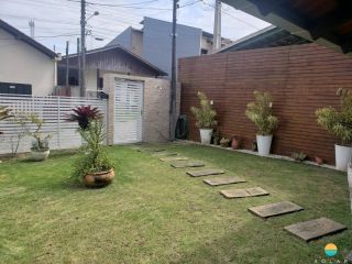 Sobrado 04 dormitórios e 04 vagas de garagens a 700m da praia de Armação em Penha-SC. Ref. 240