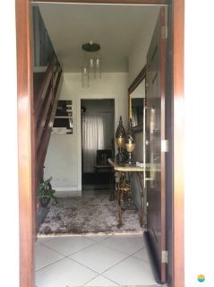 Sobrado 04 dormitórios e 04 vagas de garagens a 700m da praia de Armação em Penha-SC. Ref. 240