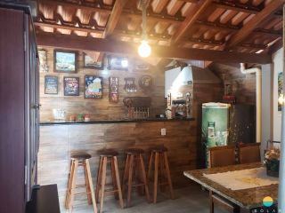 Sobrado 04 dormitórios e 04 vagas de garagens a 700m da praia de Armação em Penha-SC. Ref. 240