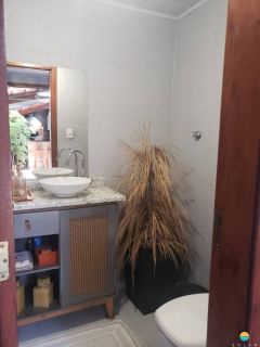 Sobrado 04 dormitórios e 04 vagas de garagens a 700m da praia de Armação em Penha-SC. Ref. 240