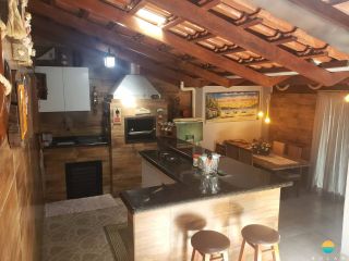 Sobrado 04 dormitórios e 04 vagas de garagens a 700m da praia de Armação em Penha-SC. Ref. 240