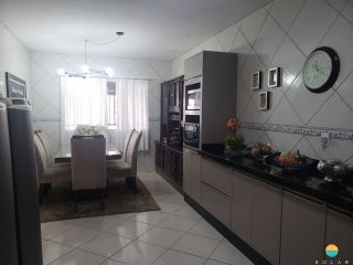 Sobrado 04 dormitórios e 04 vagas de garagens a 700m da praia de Armação em Penha-SC. Ref. 240