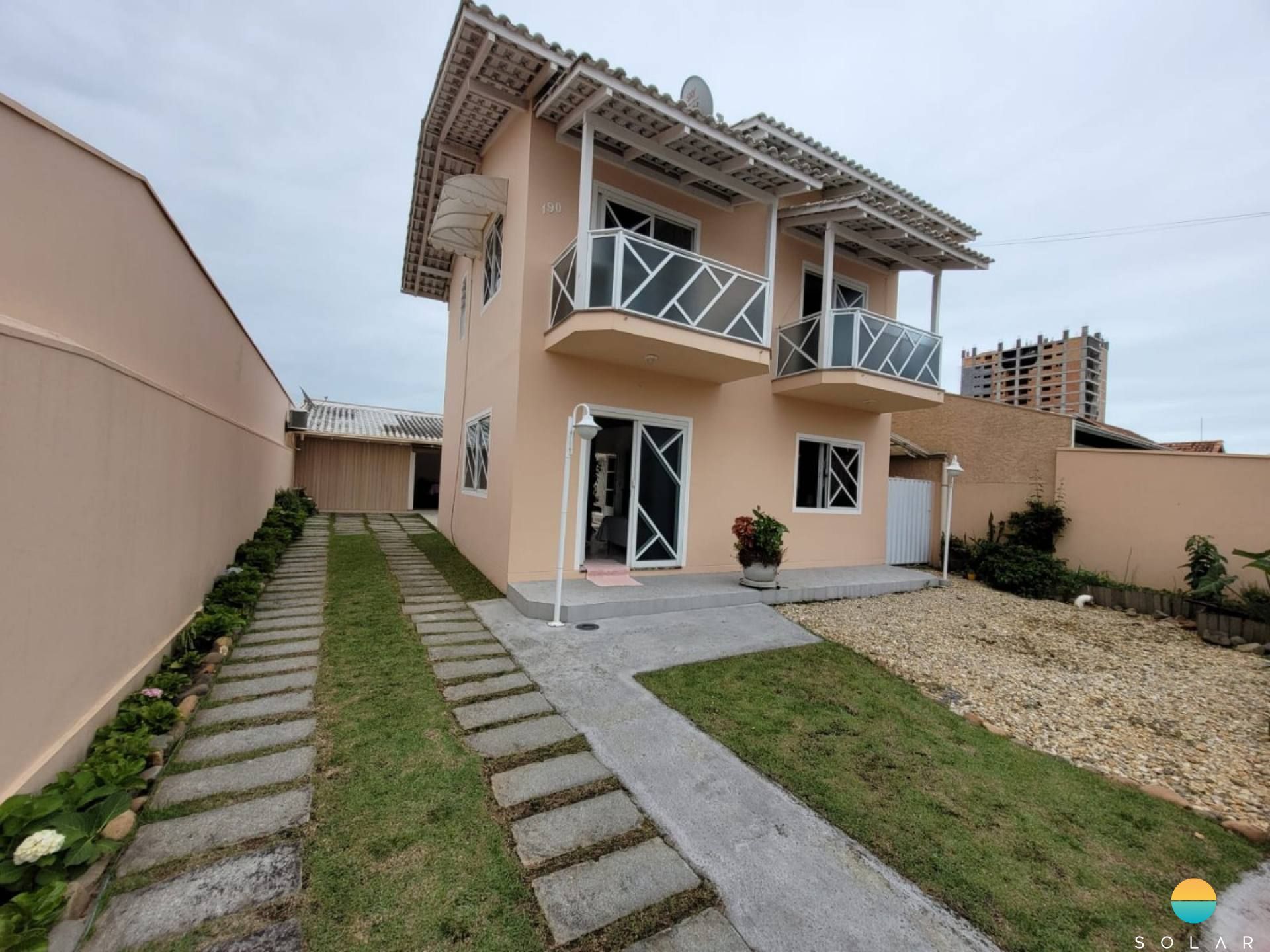 Sobrado aprox. 400m da praia com espaço para festas e piscina. Ref. 258