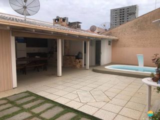 Sobrado aprox. 400m da praia com espaço para festas e piscina. Ref. 258