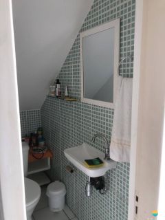 Sobrado aprox. 400m da praia com espaço para festas e piscina. Ref. 258