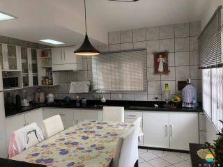 Sobrado aprox. 400m da praia com espaço para festas e piscina. Ref. 258