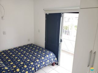 Sobrado aprox. 400m da praia com espaço para festas e piscina. Ref. 258