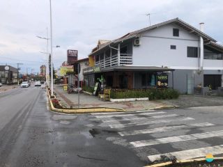 Sobrado com sala comercial disponível para venda na Praia de Armação. Ref. 263