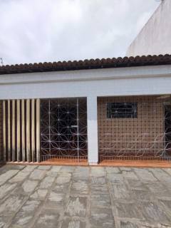 Casa para venda ou locação, com 5 quartos, sendo 2 suítes no bairro Palmeira em Campina Grande