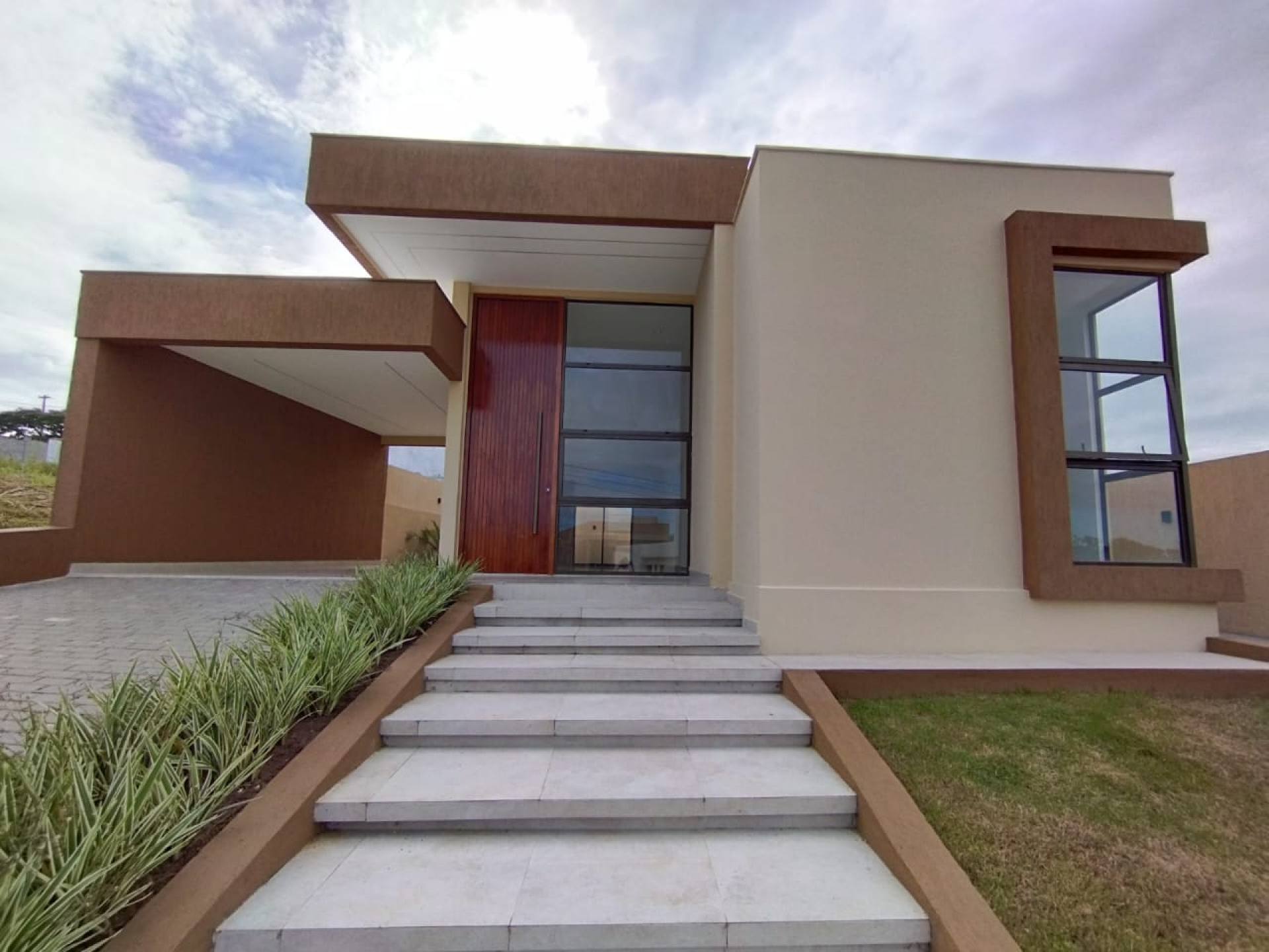 Casa de condomínio fechado à venda, com 3 quartos, sendo 1 suíte.