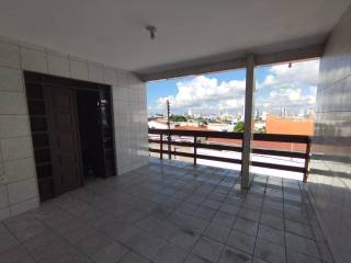 Casa à venda, com 6 quartos e terreno grande, na Bela Vista, em Campina Grande
