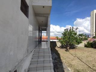 Casa à venda, com 6 quartos e terreno grande, na Bela Vista, em Campina Grande