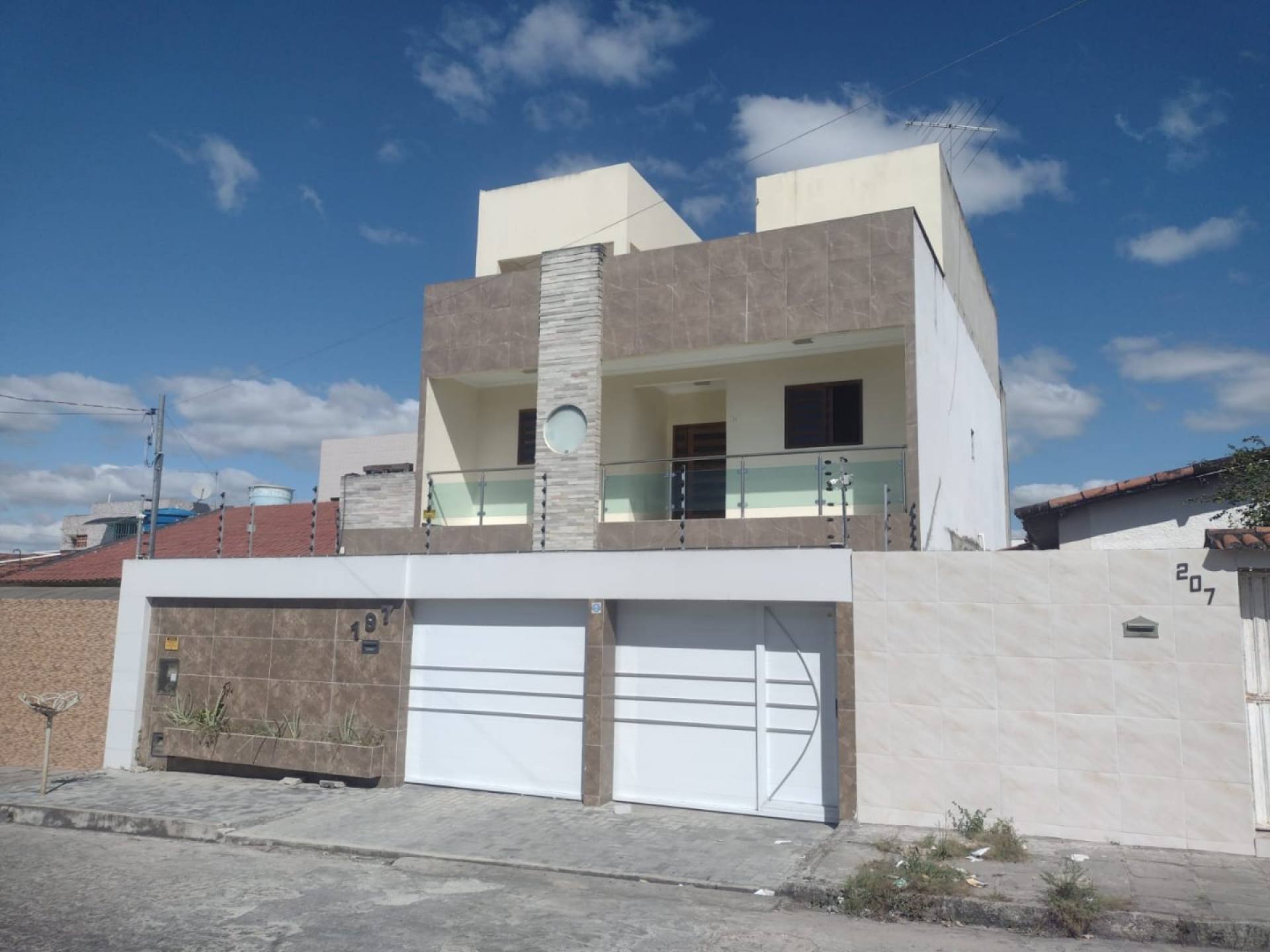 Casa à venda com 5 quartos, sendo 2 suítes, no bairro Malvinas em Campina Grande