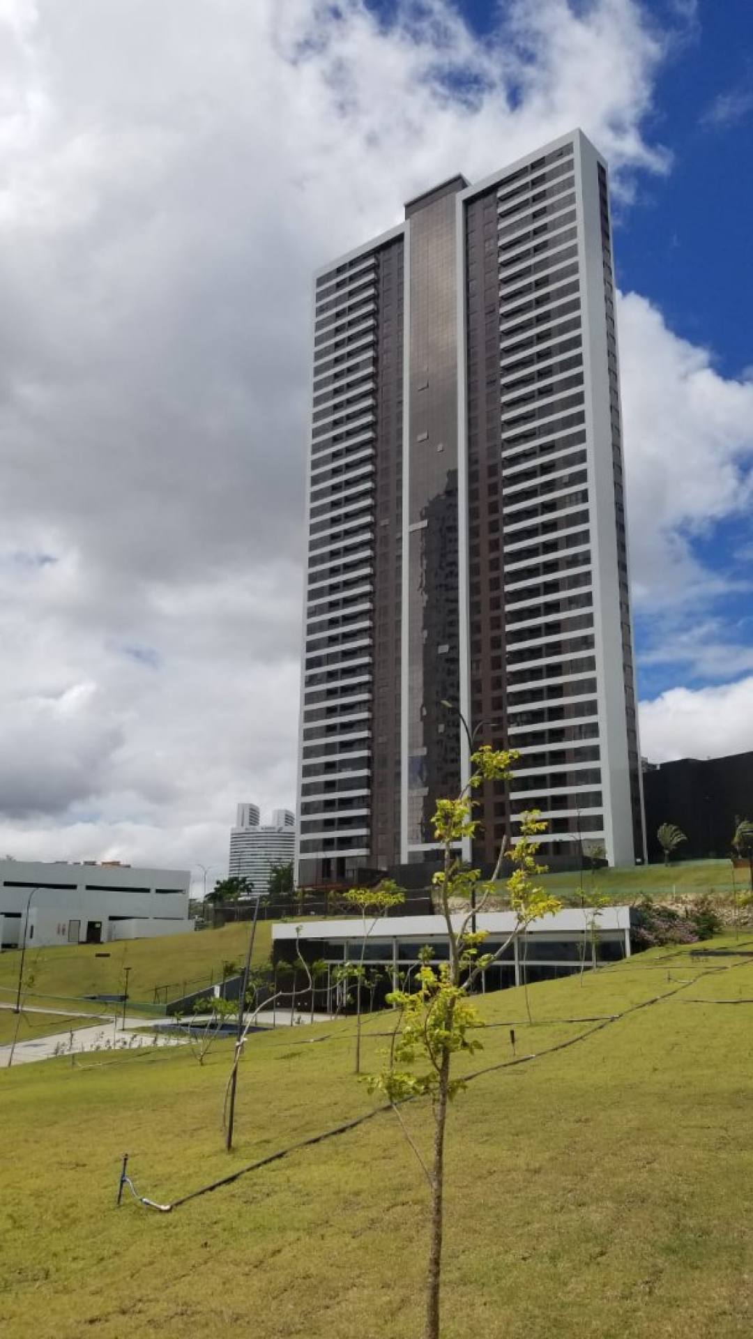 Apartamento à venda com 3 suítes mais DCE, no bairro Mirante em Campina Grande
