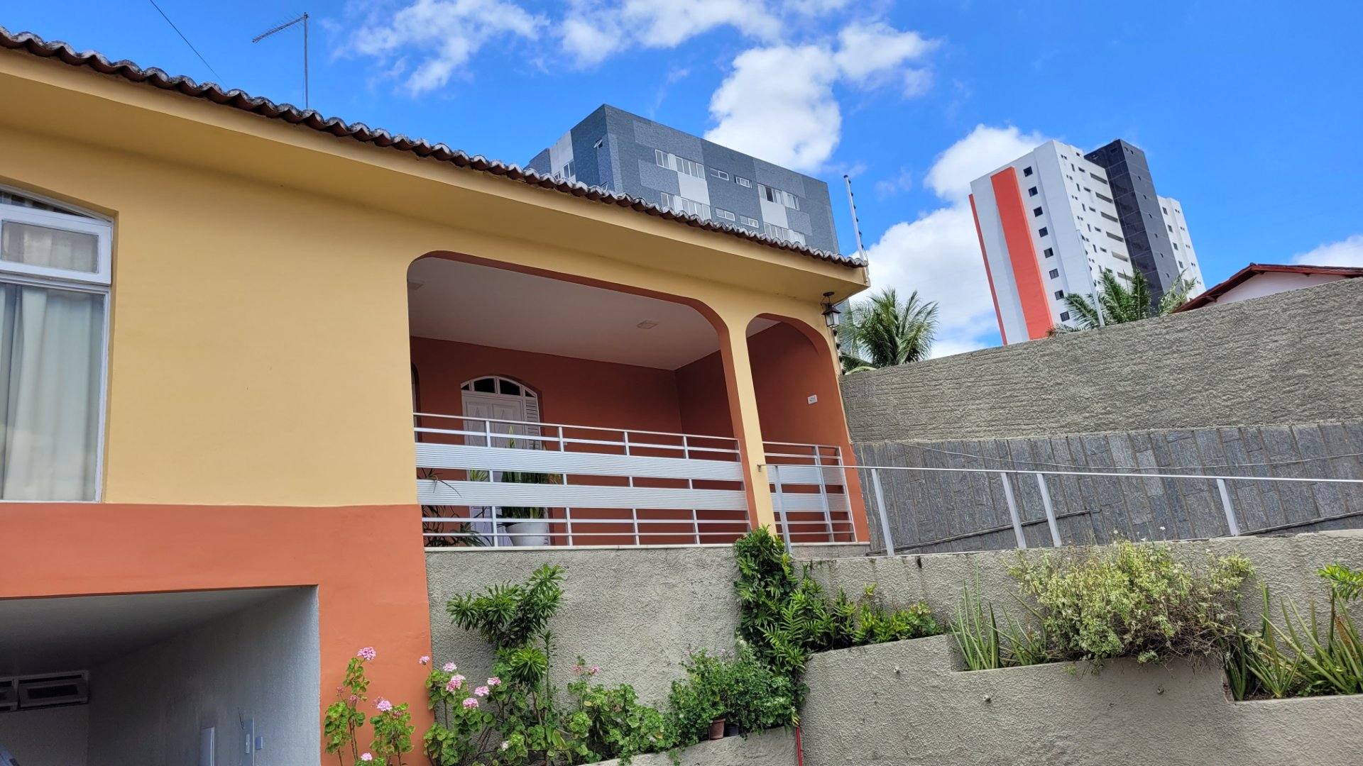 Casa residencial ou comercial para locação com 4 quartos, sendo 2 suítes no bairro Santo Antônio em Campina Grande