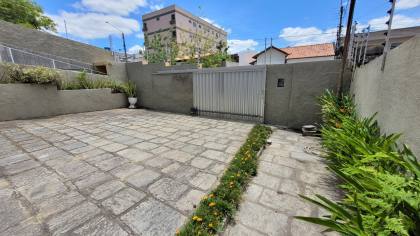 Casa residencial ou comercial para locação com 4 quartos, sendo 2 suítes no bairro Santo Antônio em Campina Grande