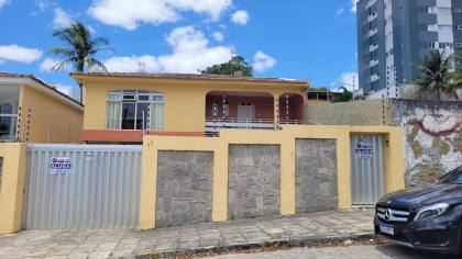 Casa residencial ou comercial para locação com 4 quartos, sendo 2 suítes no bairro Santo Antônio em Campina Grande