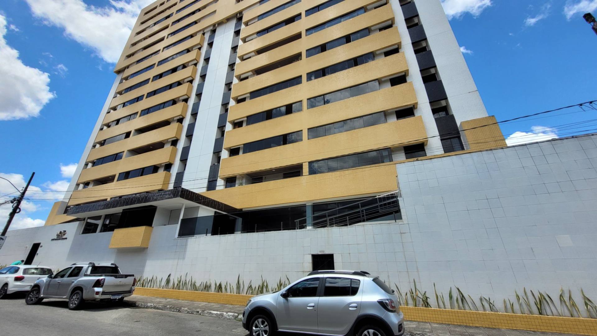 Apartamento à venda com 4 quartos, sendo 2 suítes no bairro Catolé em Campina Grande
