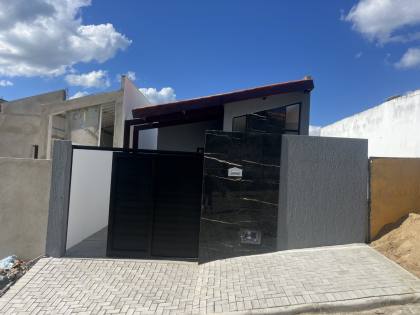 Casa à venda com 3 quartos, sendo 1 suíte, no bairro Alto Branco em Campina Grande