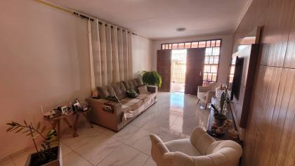 Casa à venda com 4 quartos, sendo 4 suítes no bairro Centenário em Campina Grande