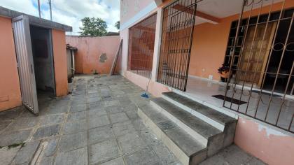 Casa à venda com 4 quartos, sendo 4 suítes no bairro Centenário em Campina Grande
