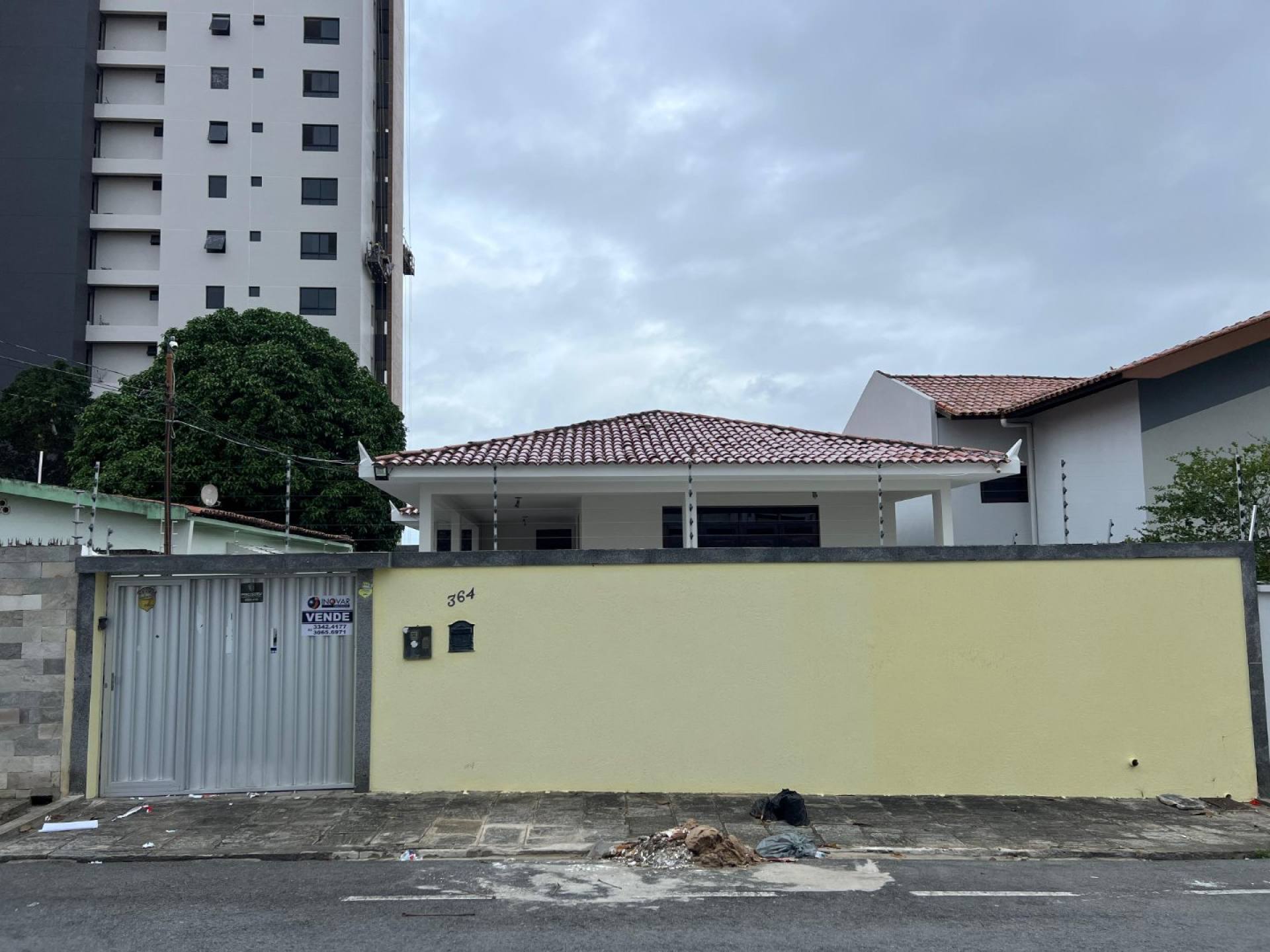 Casa à venda com 3 quartos, sendo 1 suíte no bairro Jardim Tavares em Campina Grande