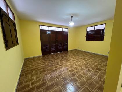 Casa à venda com 3 quartos, sendo 1 suíte no bairro Jardim Tavares em Campina Grande