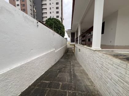 Casa à venda com 3 quartos, sendo 1 suíte no bairro Jardim Tavares em Campina Grande