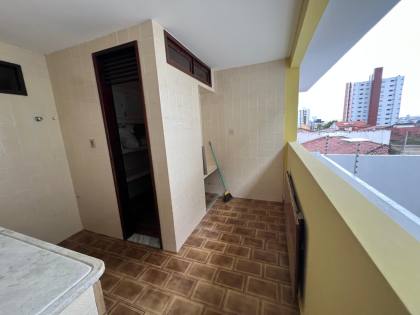 Casa à venda com 3 quartos, sendo 1 suíte no bairro Jardim Tavares em Campina Grande