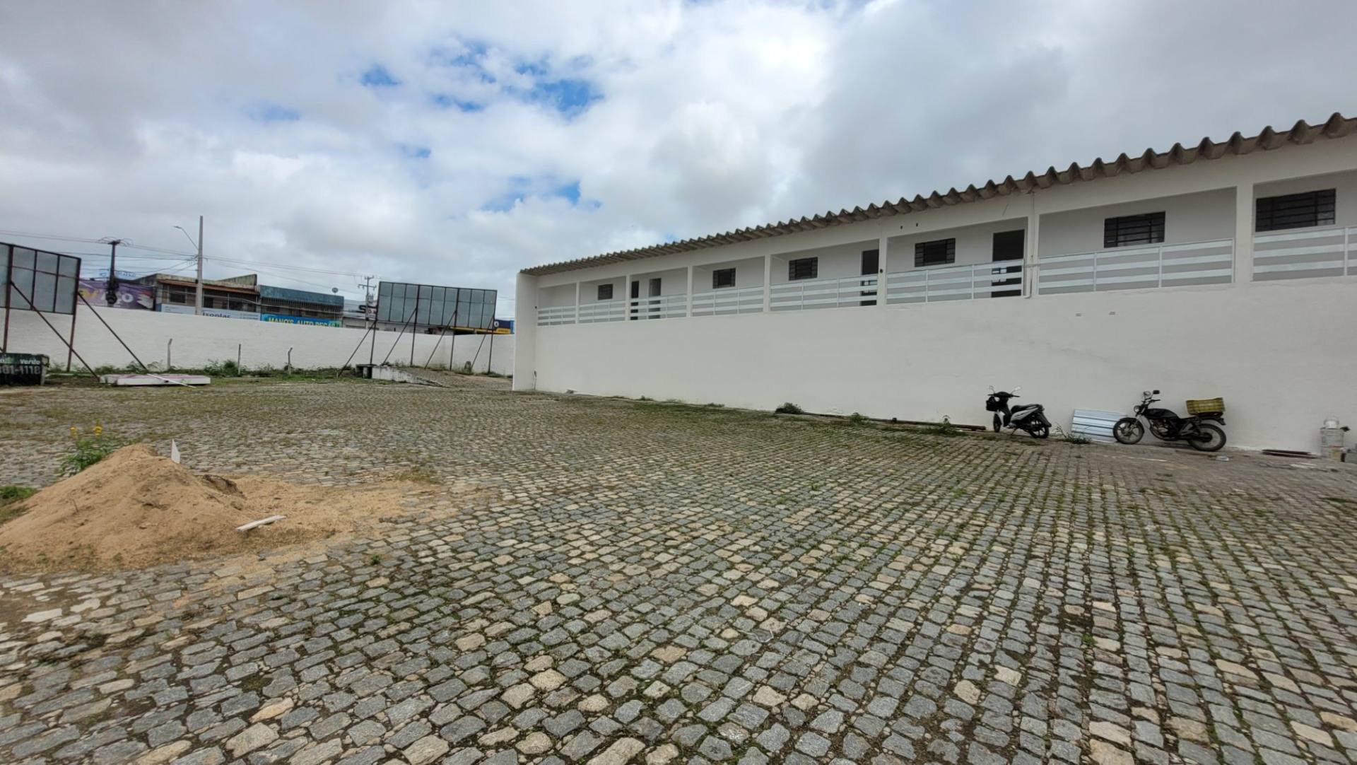 Conjunto de salas comerciais para locação no Distrito Industrial, em Campina Grande