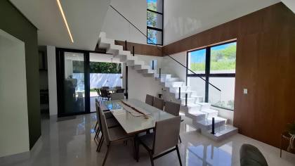 Casa à venda em condomínio fechado, com 3 suíte e escritório, em Campina Grande