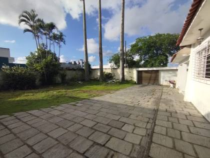 Casa para locação, residencial ou comercial, com 6 quartos, sendo 3 suítes no bairro Catolé em Campina Grande