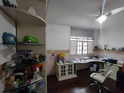 Casa para locação, residencial ou comercial, com 6 quartos, sendo 3 suítes no bairro Catolé em Campina Grande