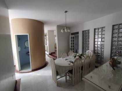 Casa para locação, residencial ou comercial, com 6 quartos, sendo 3 suítes no bairro Catolé em Campina Grande