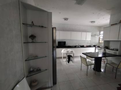 Casa para locação, residencial ou comercial, com 6 quartos, sendo 3 suítes no bairro Catolé em Campina Grande