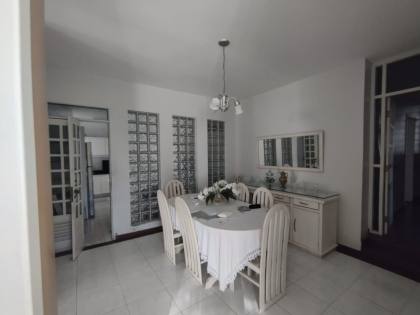 Casa para locação, residencial ou comercial, com 6 quartos, sendo 3 suítes no bairro Catolé em Campina Grande